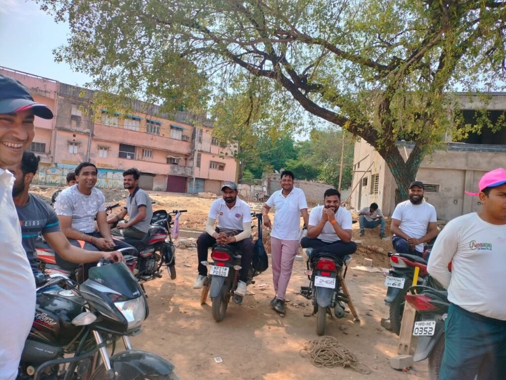 कटने के पहले हरे भरे पेड़ की छाव मे खिलाडी