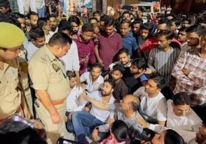 शाहजहांपुर। वाहन चेकिंग के दौरान यूथ कांग्रेस के जिला उपाध्यक्ष के साथ अभद्रता का आरोप लगाकर कांग्रेसी राजघाट चौकी के सामने धरने पर बैठ गए। इस दौरान जमकर नारेबाजी की। चौक कोतवाल के समझाने पर रात करीब दस बजे कांग्रेसियों ने धरना समाप्त किया। इस दौरान यातायात बाधित रहा। बृहस्पतिवार रात करीब आठ बजे यूथ कांग्रेस के जिला उपाध्यक्ष शोभित मिश्रा स्कूटी से जा रहे थे। आरोप है कि राजघाट चौकी के पास एक दरोगा ने वाहन चेकिंग के नाम पर रोककर उनसे अभद्रता की। थोड़ी देर में जानकारी होने पर कांग्रेसी एकत्र हो गए। जिलाध्यक्ष रजनीश गुप्ता मुन्ना और युवा जिलाध्यक्ष रामजी अवस्थी के साथ कांग्रेस कार्यकर्ता चौकी के बाहर धरने पर बैठ गए। पुलिस के खिलाफ जमकर नारेबाजी की।