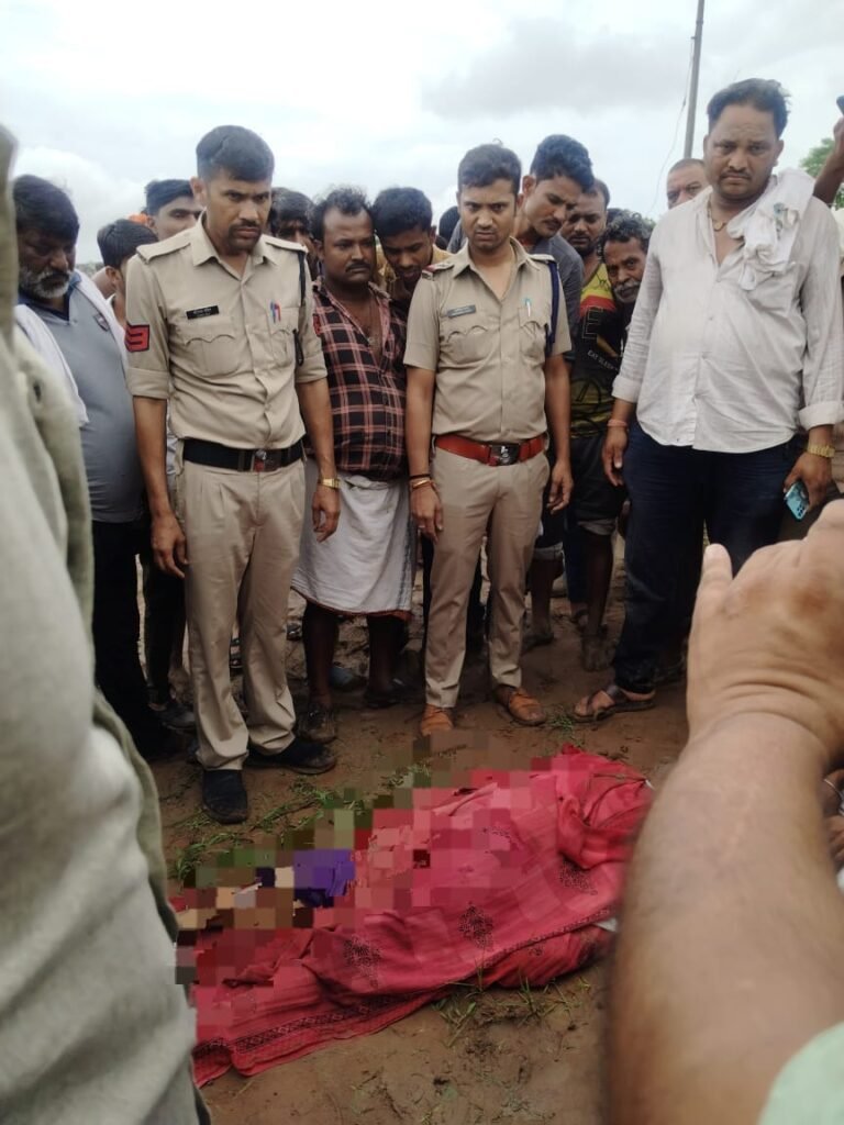 *मगरमच्छ ने महिला को बनाया शिकार, जबड़े में फंसाकर ली जान, शव बरामद* *रिपोर्टर रमजान खान* दमोह.वन परिक्षेत्र दमोह अंर्तगत कनिया घाट पटी से निकली व्यारमा नदी में पिछली बार की तरह इस बार भी मगरमच्छ ने व्यारमा में नदी के समीप गई महिला मालतीबाई पति मेघराज सिंह निवासी कन्या घाट पत्ती को अपने जबड़े में दवा कर शिकार बना लिया, जिससे वन विभाग और एसडीआरएफ टीम के द्वारा रेस्क्यू ऑपरेशन के दौरान मगरा ने महिला को जबड़े से छोड़ दिया. इसके बाद महिला का शव और एसडीआरएफ ने कब्जे में ले लिया है। मौके पर वन विभाग रेंजर विक्रम चौधरी,थाना प्रभारी नोहटा अभिषेक पटेल प्रधान आरक्षक श्री राम सहित पुलिस बल के अलावा और भी टीम में मौजूद हैं. कलेक्टर श्री कोचर और पुलिस अधीक्षक श्री सोमबंसी साथ ही डीएफओ ईश्वर जरांडे के निर्देशन में रेस्क्यू ऑपरेशन और ग्रामीणों के सहयोग से महिला का शव बरामद कर लिया गया है.