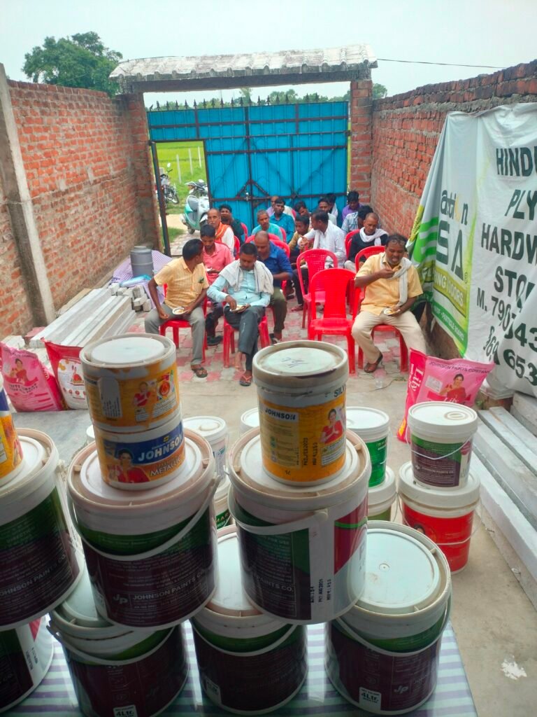 नगर पंचायत बुढ़नपुर में रॉयल पेंट पर जॉनसन पेंट का मीटिंग हुआ जिसमें कंपनी से आए हुए दीपक निगम प्रदीप अग्रवाल नसीम अहमद। प्रेम जी तमाम लोग मौजूद रहे सीमेंट की गुणवत्ता पुट्टी की गुणवत्ता और पेंट एमल्शन गुणवत्ता के विषय में बताए ठेकेदार भाइयों को अधिक से अधिक बोनस के विषय में भी बताया गया जिससे उनकी आर्थिक स्थिति अच्छी हो रॉयल एंटरप्राइजेज के मालिक नफीस अहमद ने बताया कि तमाम ठेकेदार भाई 15 साल से जॉनसन पेंट में जुड़े हुए हैं और आज तक जीरो क्लेम पर काम हुआ है जॉनसन की पुट्टी आज भी सारी सीमेंट और पुट्टी मेंनंबर वन स्थान बनाई हुई है लोगों को सही तरीके से काम करने और नए उत्पाद के विषय में भी बताया गया कैमरामैन मोहम्मद हुसैन के साथ नफीस अहमद की रिपोर्ट