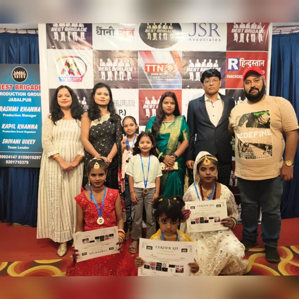 लोकेशन जबलपुर ब्यूरो रिपोर्ट आज *जबलपुर* महाकौशल में *बेस्ट ब्रिगेड प्रोडक्शन* के माध्यम से ‘ग्लैमरस फेस ऑफ मध्यप्रदेश’ का ऑडिशन आयोजित किया गया । इस ऑडिशन में 80 बच्चे और युवा भाग ले रहे हैं। यहाँ प्रतिभागी सिंगिंग, एक्टिंग, *मॉडलिंग* और डांसिंग के जरिए अपनी प्रतिभा का प्रदर्शन कर रहे हैं। कार्यक्रम में निर्णायक मंडल के रूप में विशेष रूप से उपस्थित हैं — प्रसिद्ध डांस कोरियोग्राफर दिव्या जैन मैम, मार्केटिंग हेड श्री कपिल खन्ना, बेस्ट ब्रिगेड की प्रोडक्शन मैनेजर रश्मि खन्ना मैम, तथा मेकअप आर्टिस्ट शिवानी उइके मैम। यह भव्य आयोजन होटल गैलेक्सी पैलेस, मदन महल, जबलपुर में संपन्न हो रहा है। इस ऑडिशन का उद्देश्य प्रदेश की छिपी हुई प्रतिभाओं को एक बड़ा मंच प्रदान करना है। अब सबकी नज़र इस बात पर टिकी है कि मध्यप्रदेश का कौन सा चेहरा ‘ग्लैमरस फेस’ का ताज अपने नाम करेगा।” संस्था के संस्थापक कैफ़ मोहम्मद का कहना है अगला आडिशन सितम्बर मे होगा