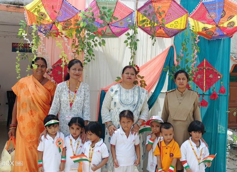 अमर शहीदों के आदर्शों को आत्मसात करना ही सच्ची श्रद्धांजलि: शिखा मिश्रा बचपन प्ले स्कूल में स्वतंत्रता दिवस पर विविध सांस्कृतिक देशभक्ति कार्यक्रम का हुआ आयोजन बलरामपुर जिला मुख्यालय के टेढ़ी बाजार में संचालित बचपन प्ले स्कूल में स्वतंत्रता दिवस के साथ श्री कृष्ण जन्माष्टमी का भव्य आयोजन किया गया विद्यालय के नन्हे मुन्ने रंगारंग देश भक्ति कार्यक्रम प्रस्तुत कर अपनी नन्हीं प्रतिभा को प्रदर्शित किया है। कार्यक्रम का शुभारंभ विद्यालय की प्रबंधक शिखा मिश्रा ने झंडारोहण के साथ ध्वज को सलामी दी है । इसके बाद नन्हे-मुन्ने बच्चों ने देशभक्ति गीत, कविताएं एवं रंगारंग देश भक्ति सांस्कृतिक कार्यक्रम प्रस्तुत करते हुए नन्हीं प्रतिभा को प्रदर्शित किया है।कार्यक्रम में शहीद भगत सिंह, चंद्रशेखर आज़ाद, राजगुरु, सुखदेव सहित कई स्वतंत्रता सेनानियों के योगदान के बारे में बताया गया, जिससे बच्चों में देशप्रेम की भावना और गहरी हुई।विशेष रूप से, विद्यालय के बच्चे नगर कोतवाली, बलरामपुर भी गए, जहाँ उन्होंने पुलिस अधिकारियों से मुलाकात कर अनुशासन, सुरक्षा और देश सेवा के महत्व को समझा।तिरंगा यात्रा का आयोजन भी किया गया जिसमें बच्चों और शिक्षकों ने पूरे उत्साह के साथ भाग लिया। अंत में विभिन्न प्रतियोगिताओं के विजेताओं को मेडल एवं प्रमाणपत्र देकर सम्मानित किया गया। स्वतंत्रता दिवस के साथ-साथ श्री कृष्ण जन्माष्टमी पर्व भी विद्यालय में मनाया गया है जिसमें विद्यालय के नन्हे मुन्ने श्री कृष्ण राधा सुदामा का मनमोहक सजीव मंचन करते हुए अभिभावकों को मंत्रमुग्ध कर दिया। विद्यालय प्रबंधक शिखा मिश्रा ने कहा कि स्वतंत्रता दिवस एवं श्री कृष्ण जन्माष्टमीपर बच्चों की नन्ही प्रस्तुति निश्चित तौर पर उनके प्रतिभा को प्रदर्शित कर रही है। उन्होंने स्वतंत्रता दिवस पर संबोधित करते हुए कहा कि देश को आजाद करने वाले अमर शहीदों के आदर्शों को आत्मसात करना ही उन्हें सच्ची श्रद्धांजलि होगी। इस दौरान विद्यालय के शिक्षक शिक्षिकाओं का कार्यक्रम के सफल आयोजन में विशेष योगदान रहा है। इस दौरान विद्यालय मैनेजिंग डायरेक्टर उमेश मिश्रा, गुरुकुल एकेडमी स्कूल प्रिंसिपल गुरुदेव विश्वकर्मा, प्रशासक दीपक ओझा, सहित अन्य शिक्षक बुद्धिजीवी शामिल रहे हैं।