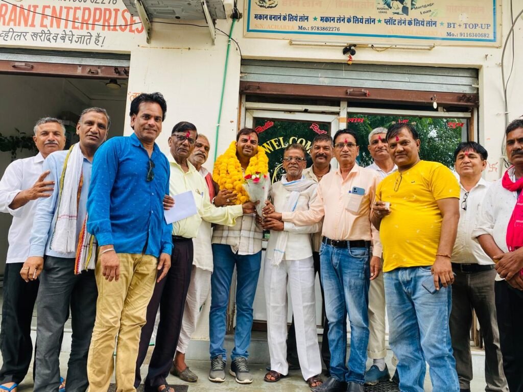 सत्यनारायण आचार्य युवा जिला अध्यक्ष नियुक्त।
पुर उपनगर पुर अखिल भारतीय आचार्य ब्राह्मण सेवा संघ प्रदेश अध्यक्ष देवकिशन आचार्य ने उप नगर पुर के सत्यनारायण आचार्य पिता पृथ्वीराज आचार्य को उनके समाज के प्रति समर्पण भाव को देखते हुए अखिल भारतीय आचार्य ब्राह्मण सेवा संघ के भीलवाड़ा युवा मोर्चा जिला अध्यक्ष पद पर नियुक्त किया।
संघ के प्रदेश सचिव रामगोपाल आचार्य, ने पुर में आयोजित कार्यक्रम में युवा जिला अध्यक्ष भीलवाड़ा की घोषणा कर सत्यनारायण आचार्य को नियुक्ति पत्र सौंपा ।
कार्यक्रम में भेरूलाल आचार्य लाखोला, लक्ष्मी लाल आचार्य कपासन, राधेश्याम आचार्य भीलवाड़ा, नवरतन आचार्य भीलवाड़ा, पुर से नारायण लाल आचार्य , संपत आचार्य, लादू लाल आचार्य, कैलाश आचार्य (भोपाजी), ओंकार लाल आचार्य, कैलाश आचार्य, शंभू लाल आचार्य, रतनलाल आचार्य, प्रहलाद राय आचार्य, रामस्वरूप आचार्य, अर्जुन आचार्य, संपत आचार्य सहित आचार्य समाज पुर के कार्यकर्ता मौजूद रहे।