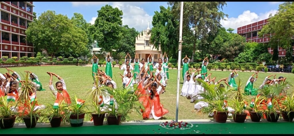 सांस्कृतिक कार्यक्रम करते हुए विद्यालय के बालक 