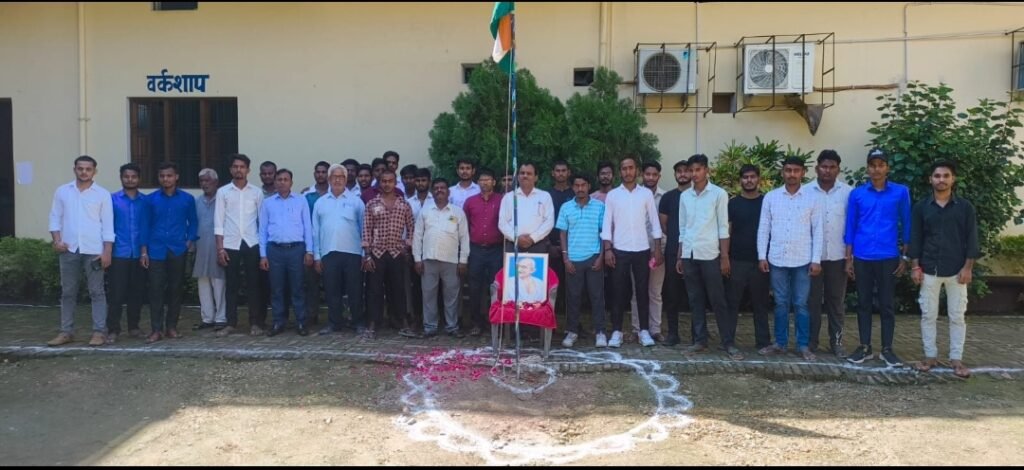 ध्वजारोहण करते हुए बजरंग आईटीआई में 