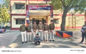 प्रेस नोट ग्राम बरमण्डल में हुई हत्या में आरोपी मृतक का पुत्र गिरफ्तार घटना का संक्षिप्त विवरणः- दिनांक 24.12.2025 को दोपहर करीब बारह बजे थाना राजोद में थाना प्रभारी रामसिंह राठौर के पास ग्राम बरमण्डल से फोन आया कि बरमण्डल में जगदीश दातलेचा पिता शंकरलाल दातलेचा उम्र 62 साल निवासी बरमण्डल का शव घर के अंदर पडा हैं और सिर के पास काफी खून पड़ा है । सूचना पर थाना प्रभारी मय फोर्स के तुरंत रवाना होकर बरमण्डल में मृतक जगदीश के घर पहुंचे। वहां घर के अंदर जाकर देखा तो जगदीश का शव दो कमरों के घर के अंदर वाले कमरे में पड़ा मिला। मृतक के सिर में कई गंभीर चोटें होना पाई गई। मृतक के सिर के चारों ओर काफी मात्रा में खून फैला हुआ था। पृथम दृष्टया मामला हत्या का प्रतीत होने पर वरिष्ट अधिकारियों को घटना के बारे में मोबाईल फोन से तत्काल सूचना दी। एसडीओपी विश्वदीप सिंह परिहार तुरंत मौके पर पहुंचे और अनुसंधान शुरू किया। वरिष्ट पुलिस अधीक्षक महोदय श्री मंयक अवस्थी द्वारा प्रकरण को गंभीरता को देखते हुए इस अंधे कत्ल के मामले में अधिनस्तों को मार्गदर्शन दिया गया तथा घटनास्थल पर मौजूद साक्ष्यों के बारे में जानकारी लेकर परिस्थितिजन्य साक्ष्यों के आधार पर आरोपी अधवा आरोपीगण का शीघ्र पता लगाने के निर्देश दिये। घटनास्थल पर पड़ोस के थाना प्रभारी निरीक्षक राजू मकवाना भी अमझेरा से पहुंचे। अतिरिक्त पुलिस अधीक्षक श्री विजय डावर ने भी मार्गदर्शन दिया । मौके पर अज्ञात आरोपी / आरोपीगण के विरूद्ध देहाती नालसी ले कर हत्या का प्रकरण पंजीबद्ध करने हेतु थाने भेजा गया । की गई कार्यवाही घटनास्थल पर पुलिस द्वारा गंभीरता से अनुसंधान कर मौके पर मौजूद साक्ष्यों का पता लगाकर साक्ष्य संकलन किये गये तथा तकनीकी एवं परिस्थितिजन्य साक्ष्य एकत्रित किये गये। मृतक जगदीश दातलेचा पिता शंकरलाल सामान्य निम्न मध्यमवर्गीय परिवार का व्यक्ति था। घटना के पश्चात मृतक के पुत्र का व्यवहार असामान्य प्रतीत होने पर उससे एवं मृतक के सम्पर्क में रहने वाले अन्य साक्षीगण से गंभीरता से पूछताछ की गई । पहले तो मृतक के पुत्र बाबुलाल ने घटना करने से इंकार करते हुए घटना के बारे में कोई जानकारी नहीं होना बताया। लेकिन पूछताछ में उसके कई झूठ पकड़े जाने पर वह अंततः टूट गया और घटना करना स्वीकार करते हुए बताया कि बीति रात में उसका अपने पिता के मकान को बेचने को लेकर विवाद हुआ था। जिसमें उसके पिता ने उसको काफी बुरा भला कहा था। वह पिता के द्वारा पडोसी को मकान न बेचकर किसी और को मकान बेचने के लिये कह रहा था जबकि उसके पिता उसी को मकान बेचने के लिये अडे हुए 'थे । इस पर बाबुलाल अपने पिता से काफी नाराज हो गया और उसने दिनांक 23.12.2025 की रात करीब 10/00 बजे अपने पिता जगदीश के ऊपर ईंट से सिर में कई गंभीर चोटें पहुँचाकर उनकी हत्या कर दी और हत्या करके अपने घर भाग गया। आरोपी से बाबुलाल दातलेचा से घटना में प्रयुक्त एक ईंट तथा घटना के समय प्रयुक्त एक मोटर साईकिल एवं खून लगे कपडे जप्त किये गये। आरोपी को गिरफ्तार कर न्यायालय सरदारपुर में पेश किया जा रहा हैं। गिरप्तार आरोपी - बाबुलाल दातलेचा पिता जगदीश दातलेचा जाति मारू उम्र 37 साल निवासी बरमण्डल थाना राजोद जिला धार (म.प्र.) उक्त सराहनीय कार्य में थाना प्रभारी रामसिंह राठौर, सउनि मनीष परमार, सउनि पी. एस. डामोर, सउनि रमेशचन्द्र भाभर, प्र. आर. 936 हकरिया गणावा, प्र. आर. 871 अर्जुन सिकरवार, प्र. आर. 12 राजेश चौहान, आर. 1087 विक्रम अहिरवार, आर. 895 दीपक मईडा, आर. 298 महेन्द्र वसुनिया, आर. 996 अकलेश यादव, आर. 82 वेलसिंह मेडा व आर. 1101 दिलीप मण्डलोई, सैनिक 1201 राजेश बगडावत का महत्वपूर्ण योगदान रहा।