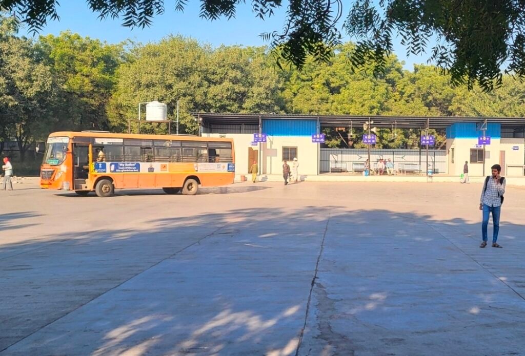 વલભીપુર શહેરમાં કરોડના ખર્ચે નવું એસટી બસ સ્ટેન્ડ બનાવવાનું ટૂંક જ સમયમાં તેનું કામ પણ ચાલુ થશે ત્યારે નવું કાર્યરત એસટી બસ સ્ટેન્ડ પતરાના છેડ નીચે ચાલુ થઈ ગયેલ છે ત્યારે વલભીપુર થી અમદાવાદ જતા હાઈવે પર ધંધુકા પાસે કેનાલનો પુલ જર્જર રીત હોવાથી છેલ્લા ઘણા સમયથી રૂટ ડ્રાઇવેટ કરેલો હોય ડ્રાઇવરજન આવેલ તેથી વલભીપુરના ઘણા રૂટ ની બસો ડ્રાઈવર્ટ કરેલી હતી જે હવે પુલ નું કામ પૂર્ણ થતાં હવે રોડ ચાલુ પણ થઈ ગયેલો હોય તો વલભીપુર અવનજવન કરતી ઘણી બસ લગભગ13 થી 14 જેટલી બસો ચાલતી હતી એમાં ભાવનગર ડેપો હોય મહુવા ડેપો હોય તળાજા ડેપો હોય રાધનપુર ડેપો હોય એ બધી બસો વલભીપુર થઈને બધા રૂટમાં પુન બસ ચાલુ કરવા માટે લોકમાનગણી થઈ રહી છે તેમજ વલભીપુરના આગેવાનો દ્વારા પુન બસ ચાલુ કરાવવા માટે ખુબ જ સમયમાં ઉચ્ચ કક્ષાએ રજૂઆત કરવામાં આવશે વલભીપુર તાલુકાની જનતાને બસોનો પુનો લાભ મળે તે માટે લોકમાણી પ્રબળ ઉઠી રહી છે