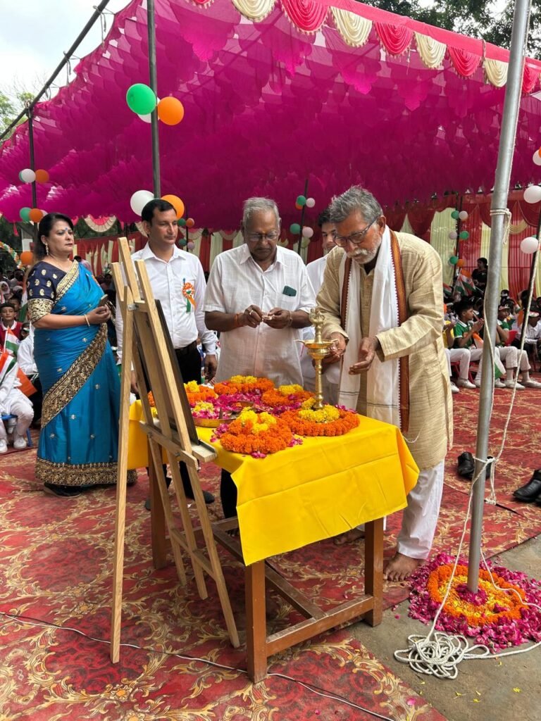 बॉयज एंड गर्ल्स स्कूल में स्वतंत्रता दिवस पर भारत माता की प्रतिमा पर दीप प्रज्ज्वलित कर कार्यक्रम रंगारंग शुभारंभ*