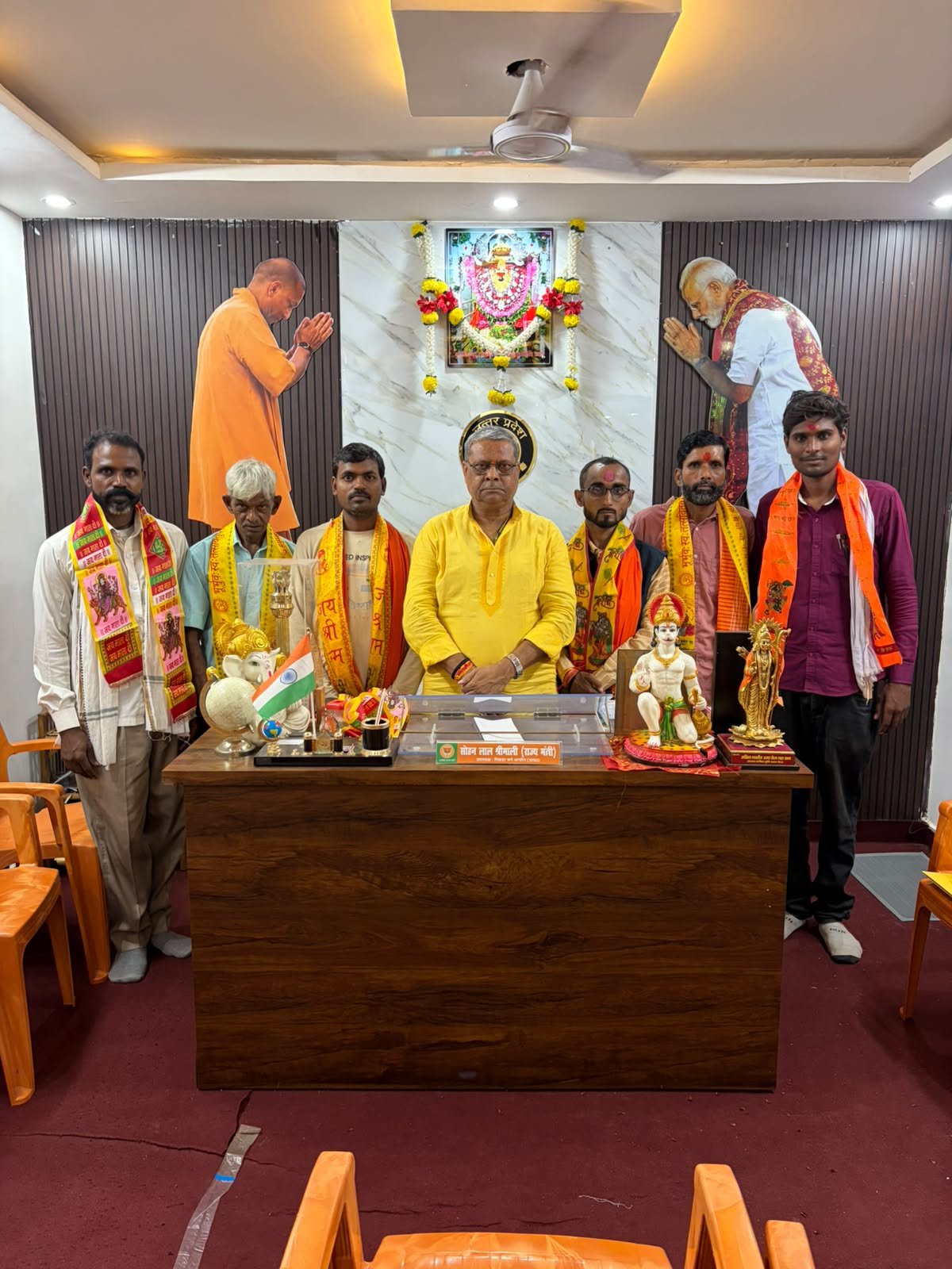 राज्य मंत्री सोहनलाल श्रीमाली को अंग वस्त्र एवं यर्थात गीता देकर सम्मानित किया गया