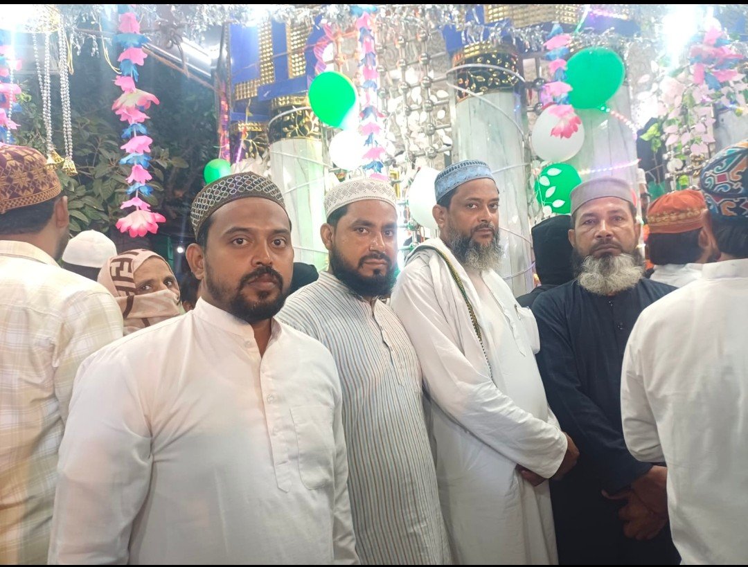 *बरेली महानगर Aimim ने ग्यारहवीं के मौके पर गौसपाक के झंडे पर फूलो की चादर पेश की*