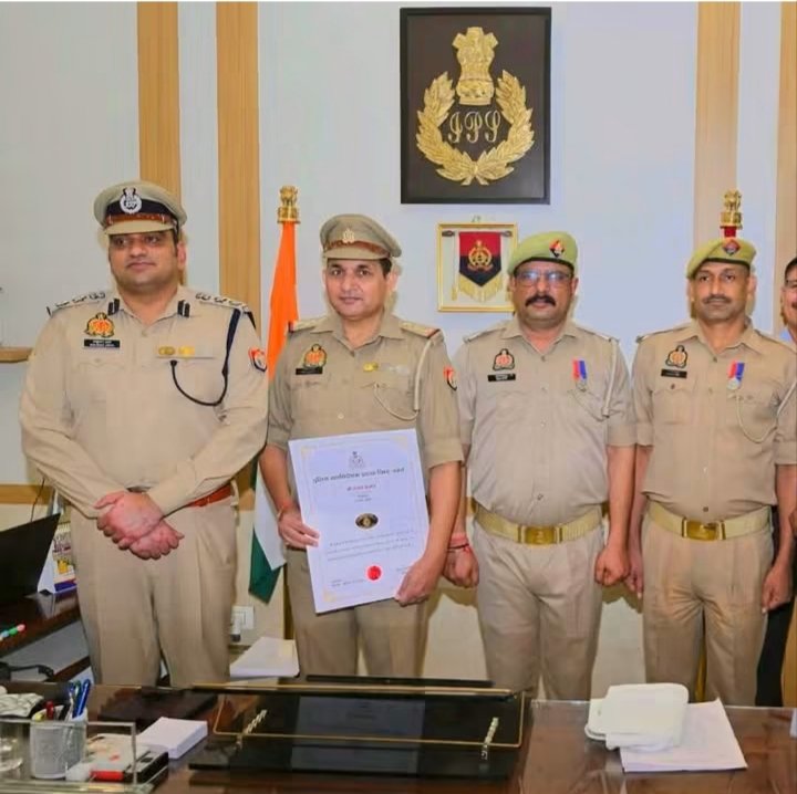 *सड़क हादसों पर बरेली पुलिस का ब्रेक, तीन थानों की CCT ने घटाई मौतों की रफ्तार,भोजीपुरा, देवरनियां और सीबीगंज की CCT का दमदार असर, SSP ने किया सम्मानित*