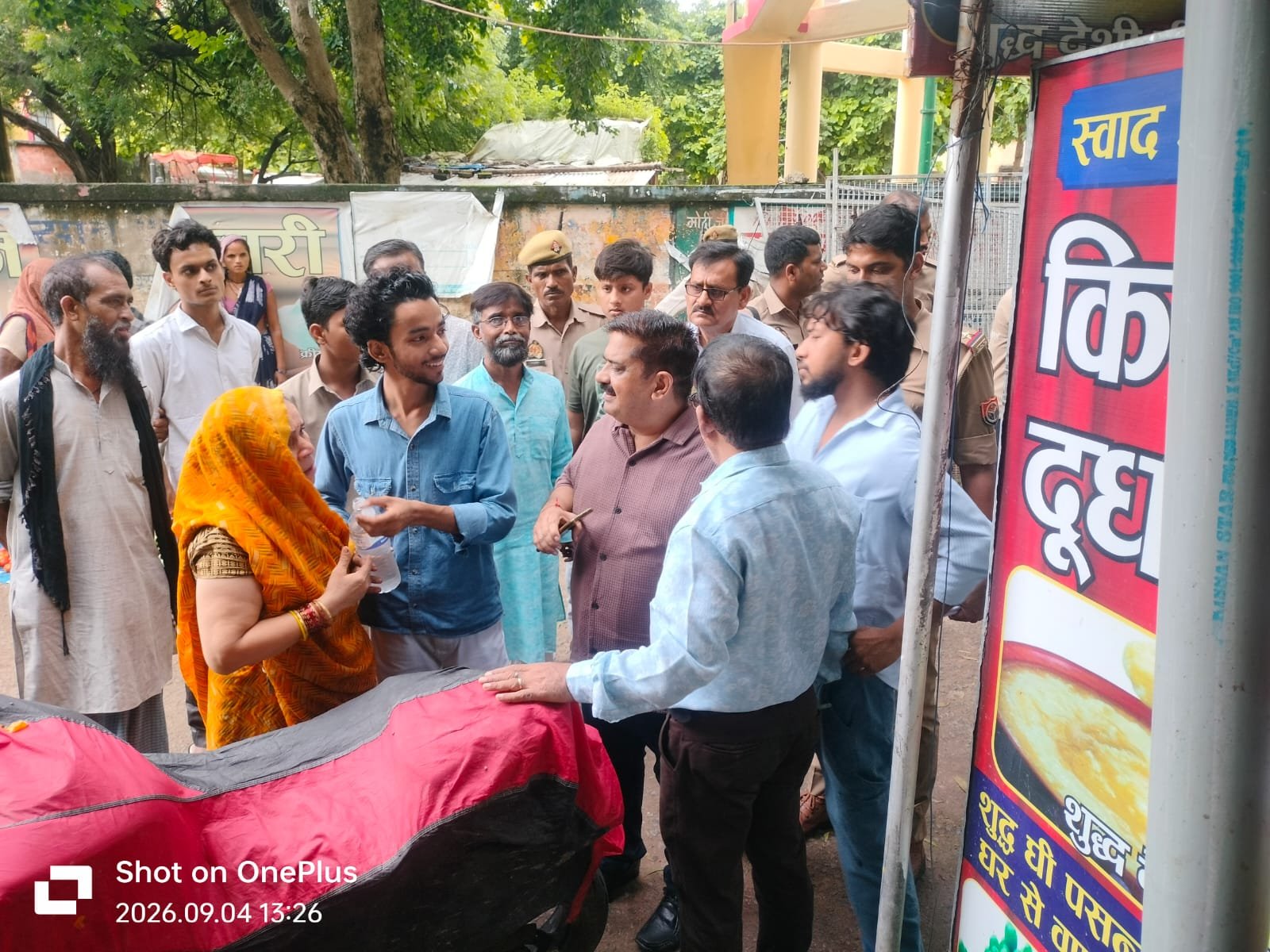 हमीरपुर :मौदहा में किसान दूध डेयरी में छापेमारी, 64 हजार का दूषित खाद्य पदार्थ नष्ट
