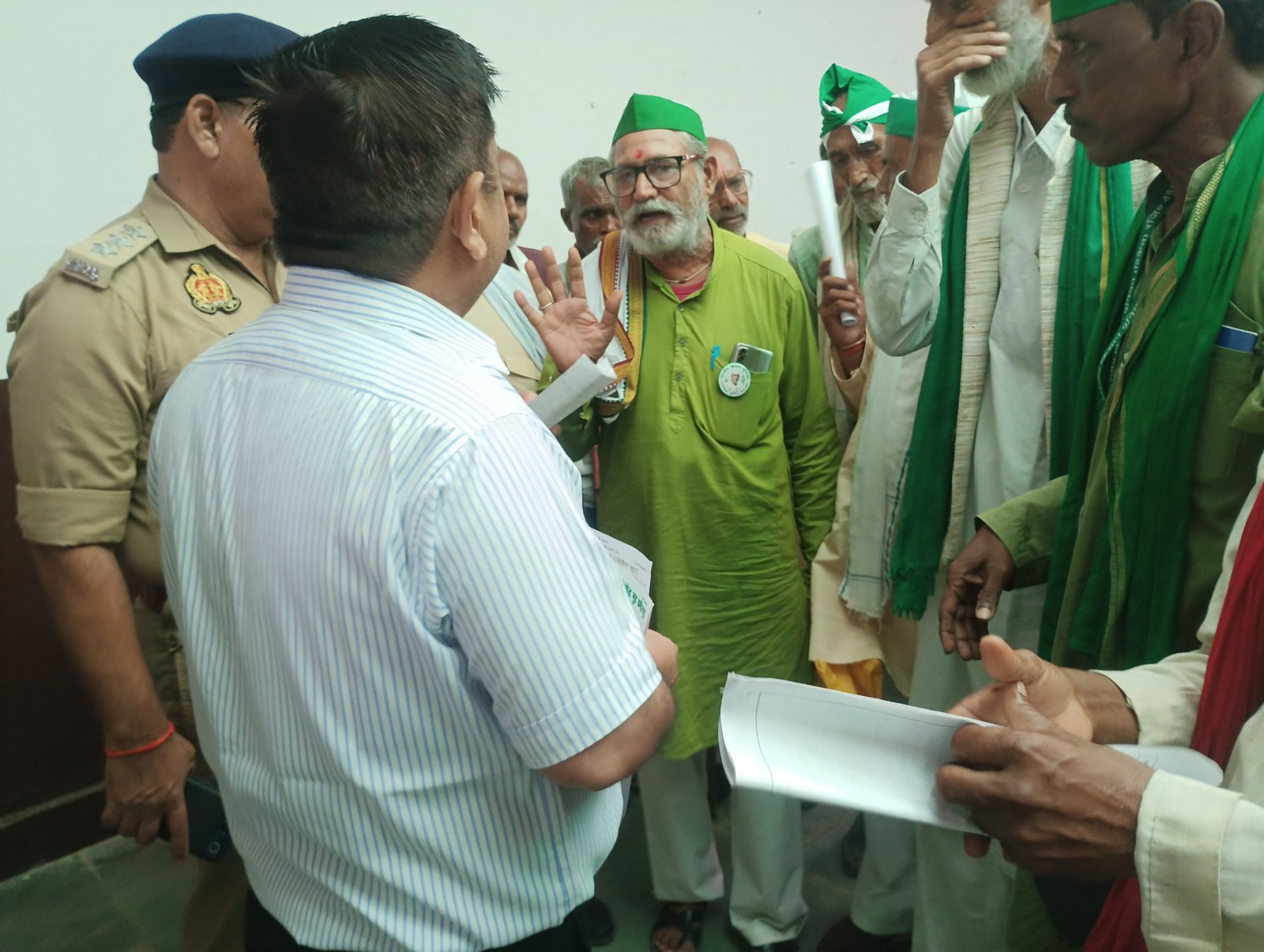 हमीरपुर :अतिवृष्टि से बर्बाद फसलों के मुआवजे की मांग, भाकियू ने एसडीएम को सौंपा ज्ञापन