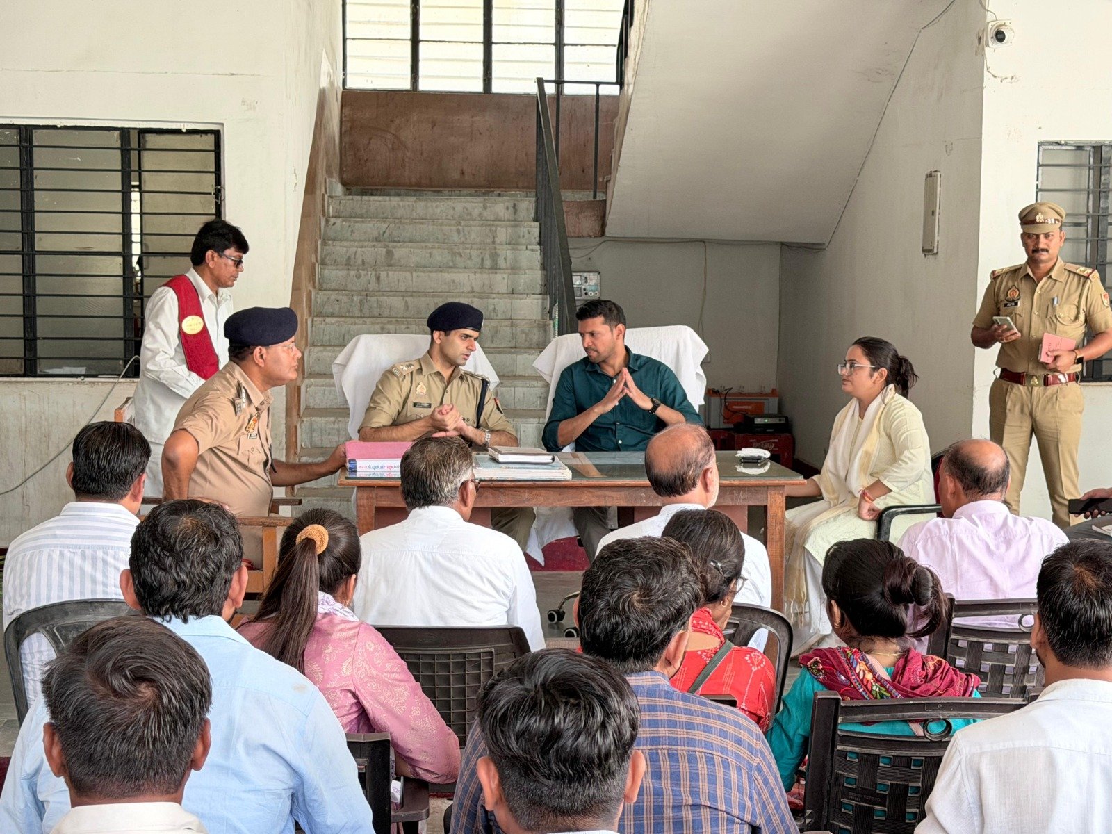 हमीरपुर :थाना समाधान दिवस में जिलाधिकारी एवं पुलिस अधीक्षक ने सुनीं जनसमस्याएं, भूमि एवं राजस्व संबंधी मामलों में संयुक्त टीम भेजकर निष्पक्ष एवं समयबद्ध निस्तारण के दिए निर्देश