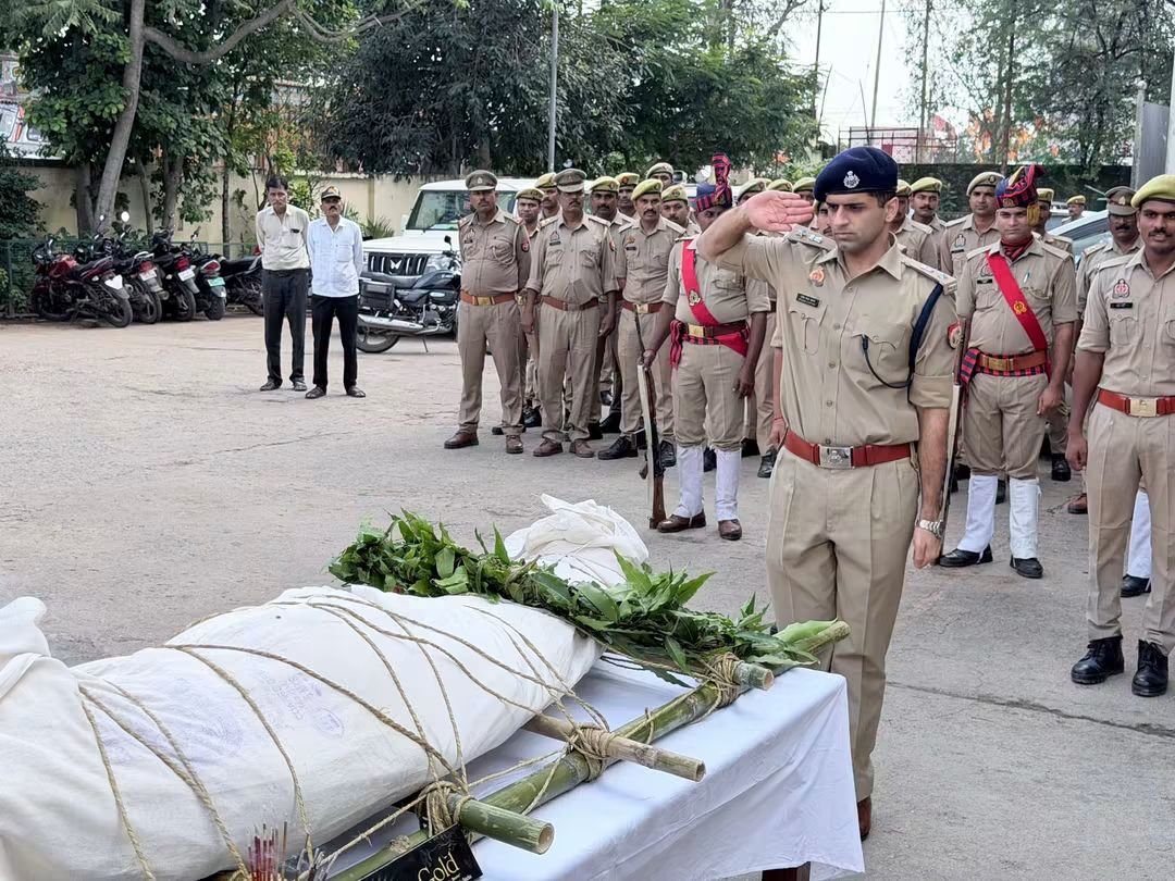 हमीरपुर :गार्ड ड्यूटी के दौरान हेड कांस्टेबल का आकस्मिक निधन, पुलिस अधीक्षक ने दी गार्ड सलामी