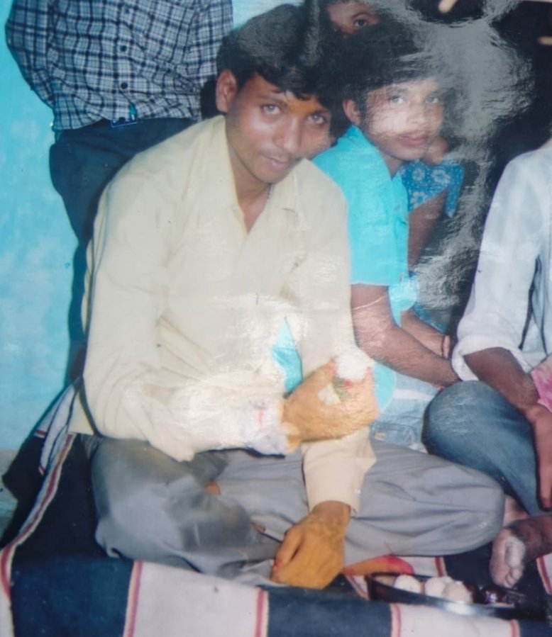 हमीरपुर :गोहांड में घर के टीन शेड में मिला शव, महिलाओं ने ठेका हटाने की मांग को लेकर किया प्रदर्शन