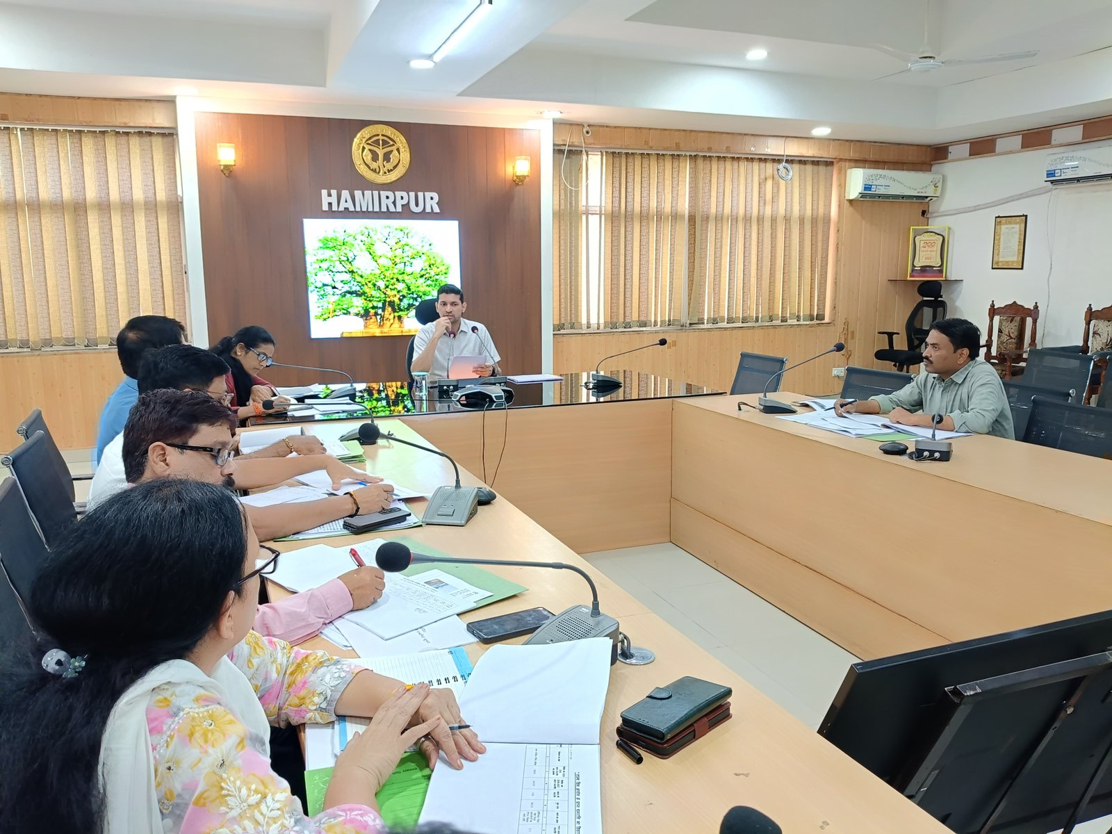 हमीरपुर :नगर निकायों की स्वच्छता व्यवस्था एवं विकास योजनाओं की जिलाधिकारी ने की समीक्षा