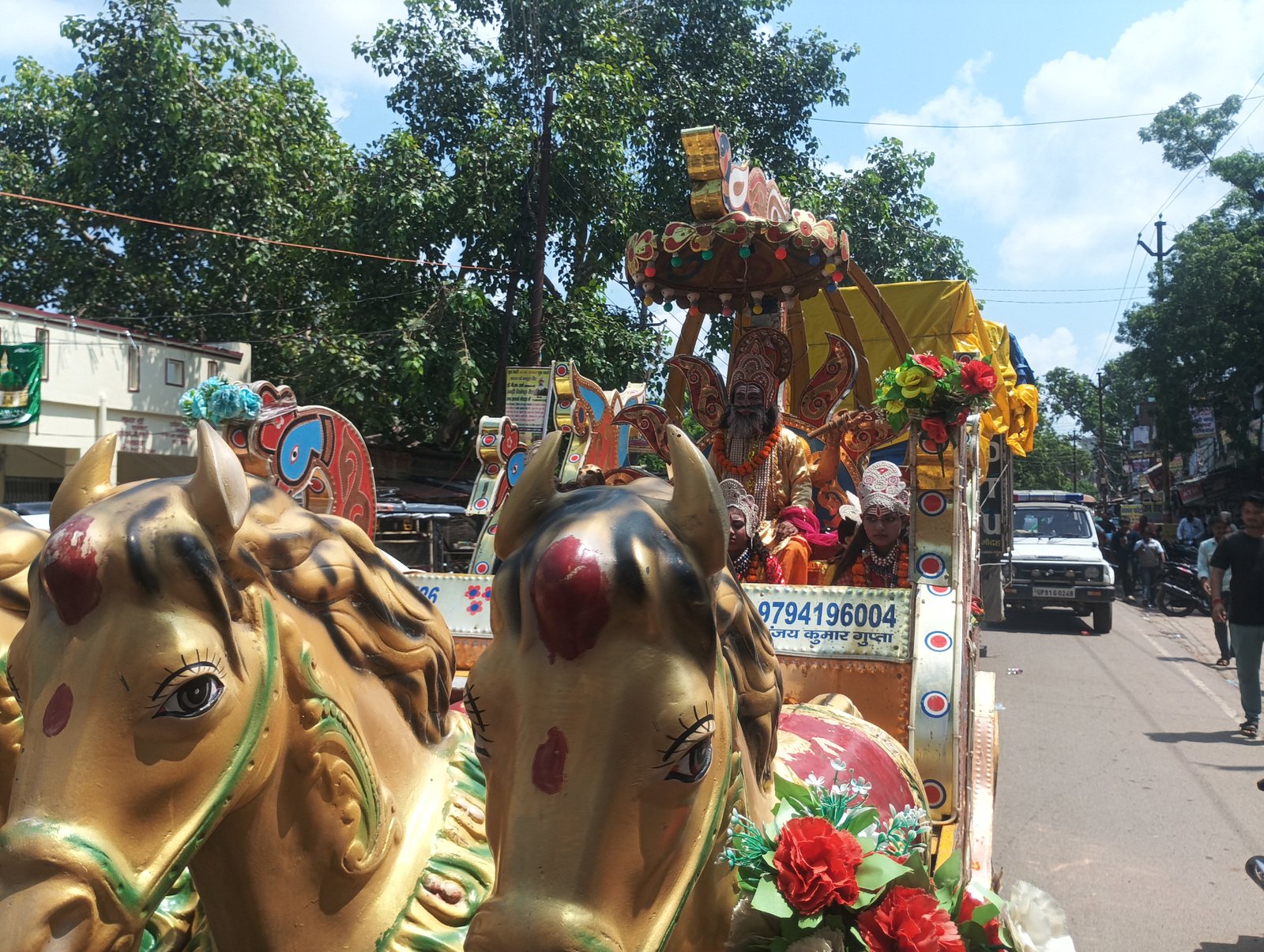 हमीरपुर :विश्वकर्मा जयंती पर मौदहा में निकली भव्य शोभायात्रा हजारों श्रद्धालु हुए शामिल, झांकी बनी आकर्षण का केंद्र; एसडीएम ने संभाली व्यवस्था