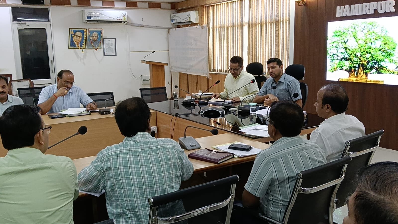 हमीरपुर :जिलाधिकारी की अध्यक्षता में विकास कार्यों की समीक्षा बैठक संपन्न