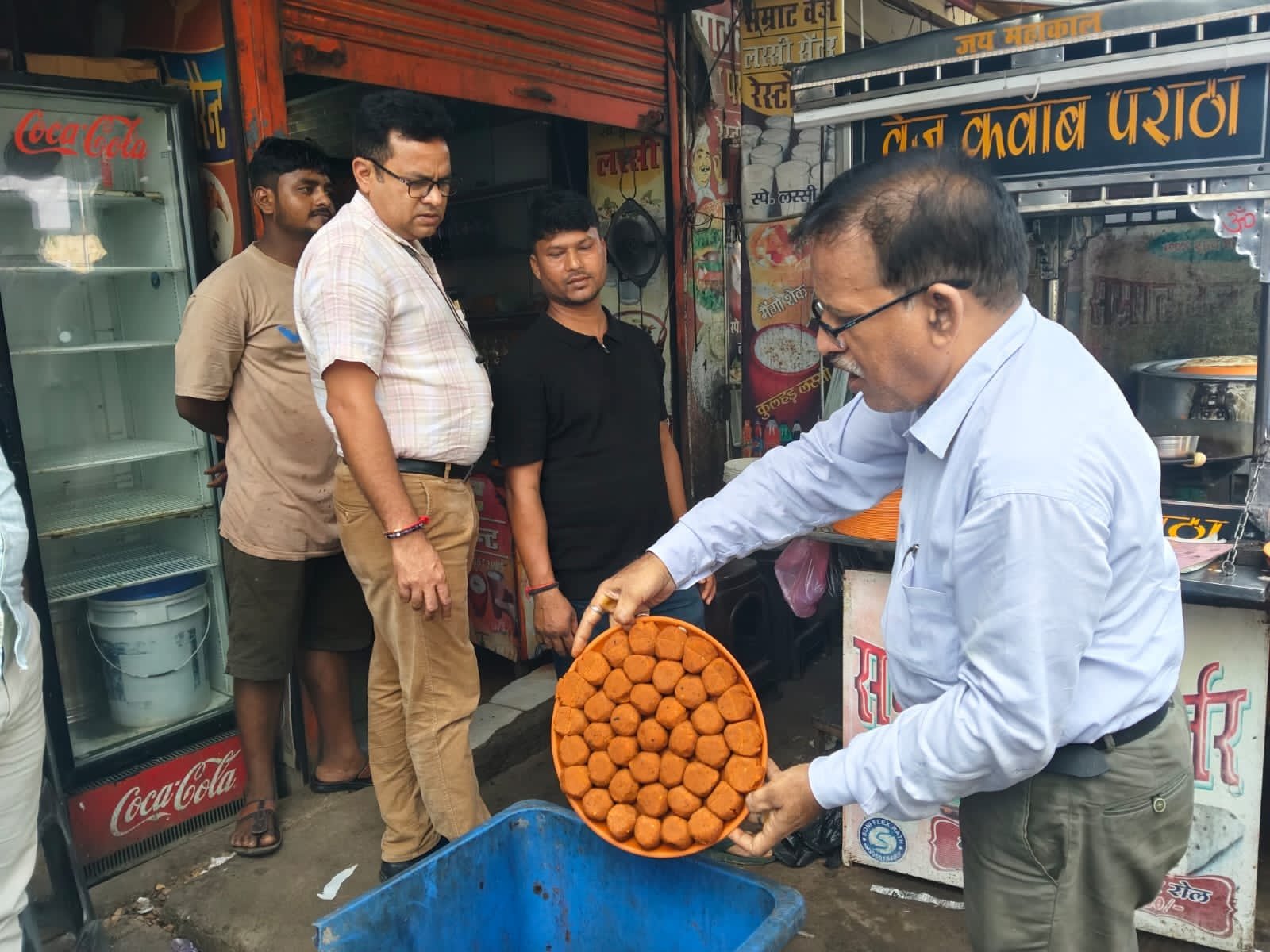 हमीरपुर :राठ कस्बे में खाद्य सुरक्षा विभाग की टीम ने खाद्य प्रतिष्ठानों एवं स्ट्रीट फूड वेंडरों का किया निरीक्षण