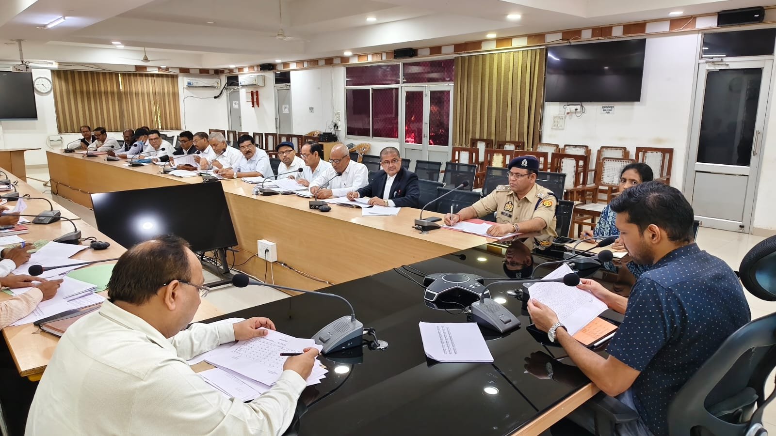 हमीरपुर :सीएम डैशबोर्ड की खराब प्रगति पर डीएम सख्त, बॉटम-10 विभागों के अधिकारियों पर कार्रवाई के निर्देश