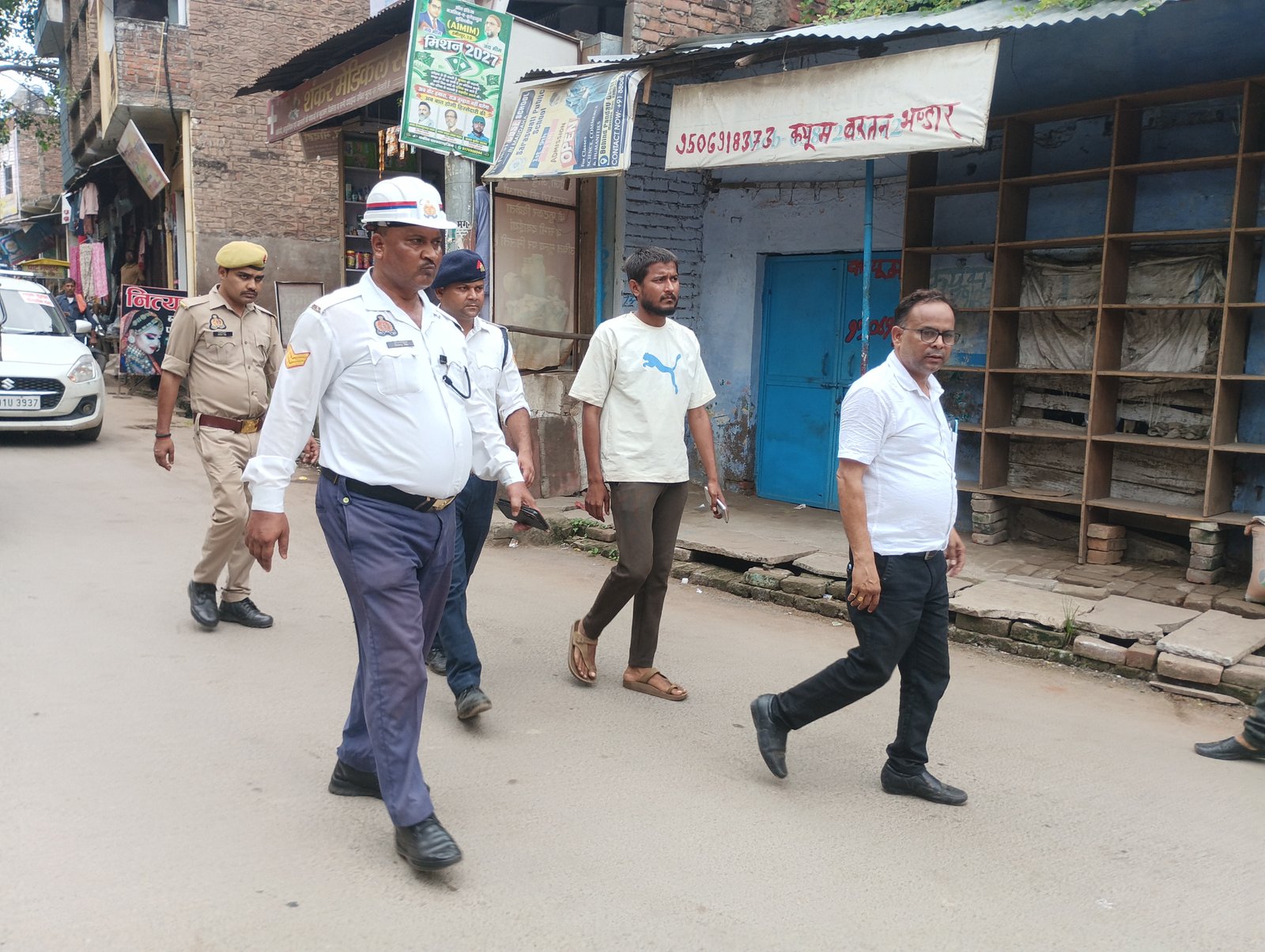 हमीरपुर :डीएम के आदेश पर मौदहा में अतिक्रमण हटाओ अभियान तेज, सड़क किनारे खड़े वाहनों का ई-चालान, फुटपाथ व दुकानों के बाहर से हटवाया अतिक्रमण