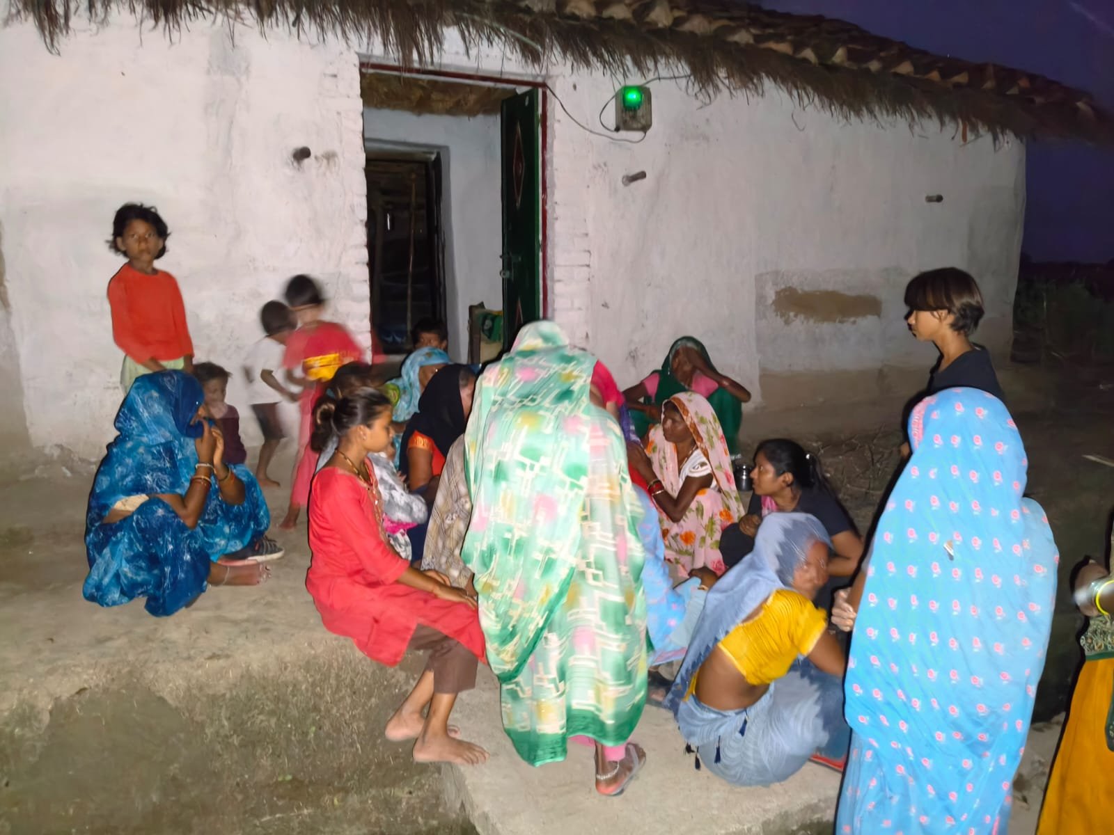 हमीरपुर :नदी में नहाते समय महिला समेत पांच लोग डूबे, दो बच्चे लापता, तीन बच्चों और महिला को ग्रामीणों ने सुरक्षित निकाला, अंधेरा होने पर रोका गया रेस्क्यू ऑपरेशन