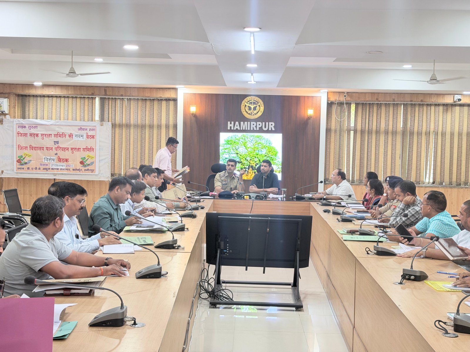 हमीरपुर :जिलाधिकारी ने की जिला सड़क सुरक्षा समिति एवं विद्यालय यान परिवहन सुरक्षा समिति की बैठक