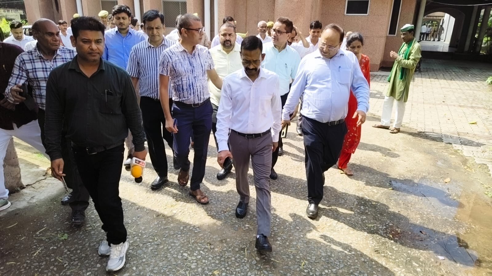 हमीरपुर :नवागत डीएम अशोक कुमार ने संभाला कार्यभार, कलेक्ट्रेट का किया औचक निरीक्षण