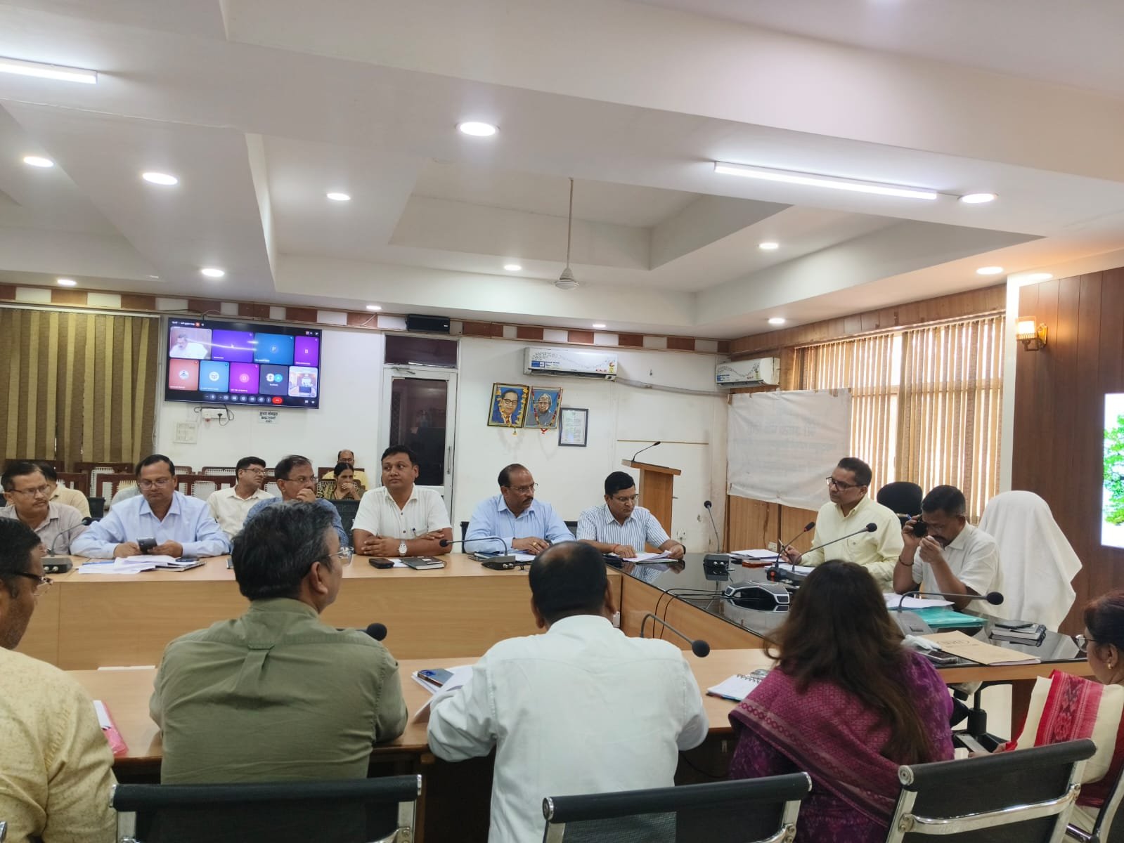 हमीरपुर :जिलाधिकारी ने सीएम डैशबोर्ड की समीक्षा बैठक में दिए सख्त निर्देश; विकास कार्यों की रैंकिंग टॉप-10 में लाने के दिए आदेश