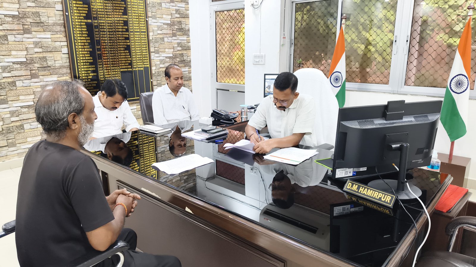 हमीरपुर :जिलाधिकारी ने कलेक्ट्रेट में की पहली जनसुनवाई, जनसमस्याओं के समयबद्ध एवं स्थायी निस्तारण पर दिया जोर, अधिकारियों को दिए प्रभावी कार्रवाई के निर्देश