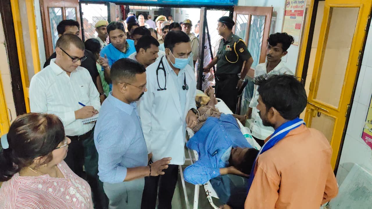 हमीरपुर :जिलाधिकारी ने जिला पुरुष एवं महिला अस्पताल का किया औचक निरीक्षण