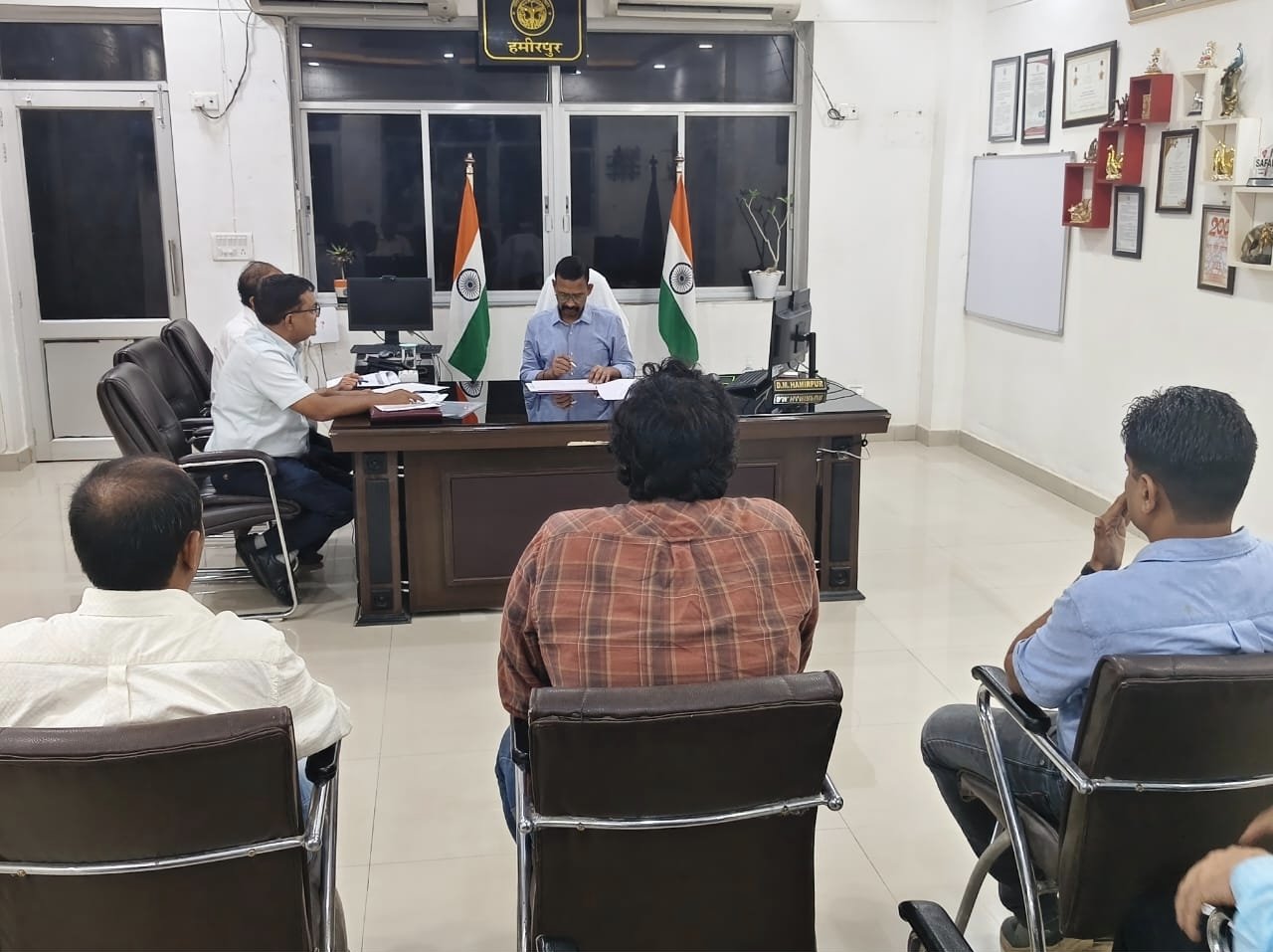 हमीरपुर :जिलाधिकारी ने जल जीवन मिशन की समीक्षा बैठक में दिए कड़े निर्देश