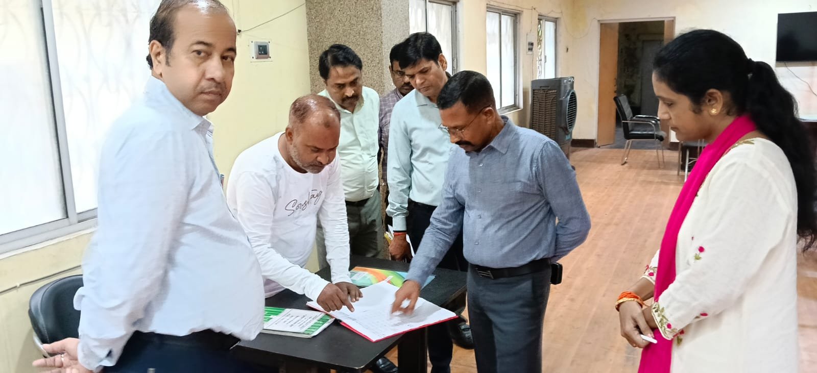 हमीरपुर :जिलाधिकारी ने कलेक्ट्रेट स्थित आपदा कंट्रोल रूम का किया औचक निरीक्षण,भारी वर्षा के दृष्टिगत जनपद पर सतत निगरानी रखने एवं त्वरित राहत उपलब्ध कराने के दिए निर्देश
