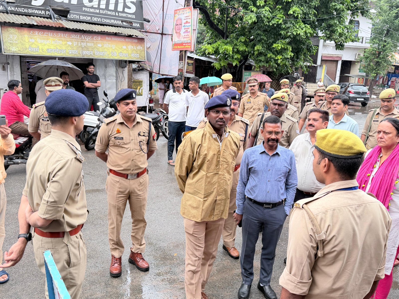 हमीरपुर :कंश मेला की तैयारियों का डीआईजी ने लिया जायजा सुरक्षा, यातायात और भीड़ नियंत्रण को लेकर अधिकारियों को दिए आवश्यक निर्देश