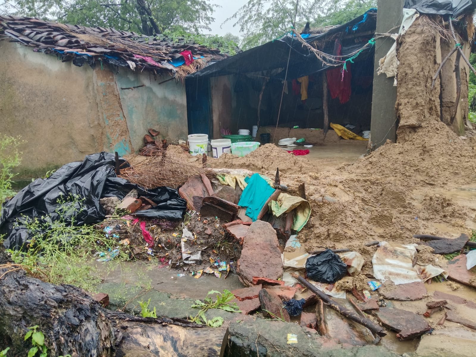 हमीरपुर :मूसलाधार बारिश में भूमिहीन परिवार का आशियाना ढहा,घर गिरने से खुले आसमान के नीचे आया गरीब परिवार, मदद की दरकार