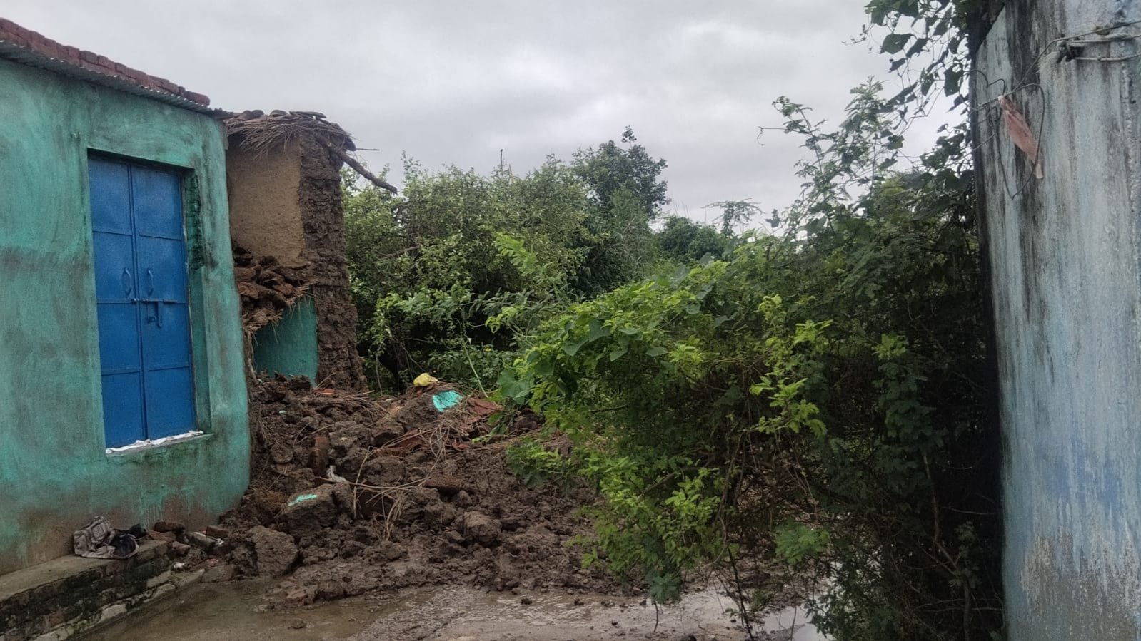 हमीरपुर :लगातार बारिश बनी आफत, कम्हरिया में छह मकान गिरे, छिरका में आवागमन ठप,श्याम नाला और चंद्रावल नदी उफान पर, कई गांवों का मौदहा तहसील मुख्यालय से संपर्क प्रभावित
