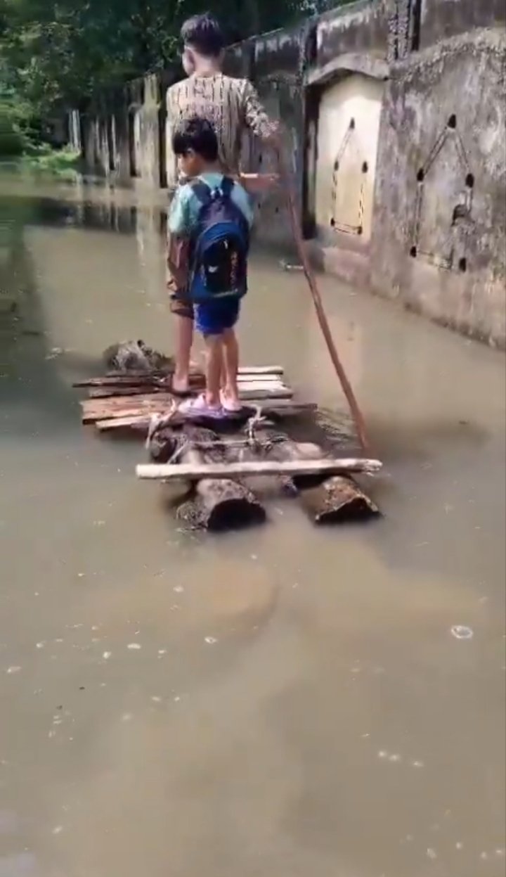 हमीरपुर :जलभराव के बीच बच्चों का अनोखा जुगाड़, लकड़ी की नाव से स्कूल पहुंचने को मजबूर