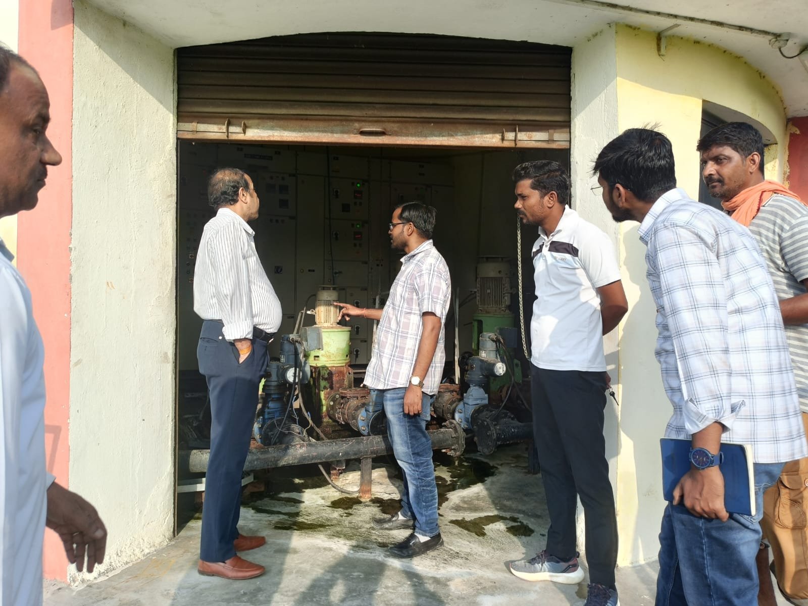हमीरपुर :अपर जिलाधिकारी (नमामि गंगे) ने किया कुरारा ब्लॉक के गांवों का स्थल निरीक्षण, पाइपलाइन बाधा व जलापूर्ति व्यवस्था की जांची हकीकत