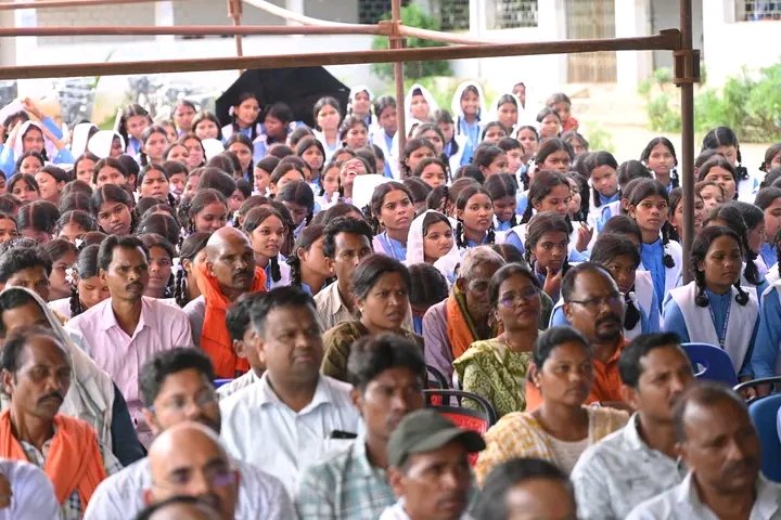 बेटी पढ़ाओ, बेटी बढ़ाओ – सीतापुर विधायक रामकुमार टोप्पो ने बतौली में छात्राओं को दी सरस्वती साइकिल की सौगात