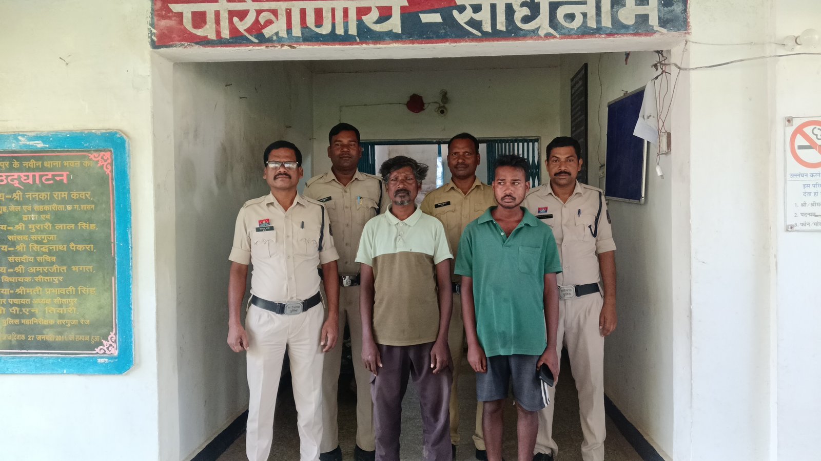 सीतापुर में फिर गौवंश वध का मामला, जंगल में गाय काटते दो आरोपी पकड़े गए जिला ब्यूरोचीफ रवि गोस्वामी सरगुजा, सीतापुर। सीतापुर थाना क्षेत्र से लगे सरगा जंगल में कथित रूप से दो गा