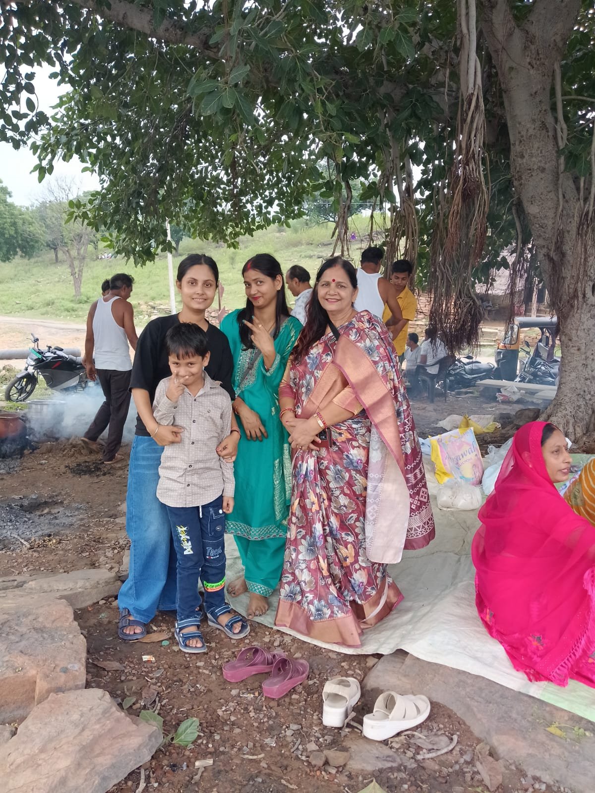 लगातार बारिश से छलका जरगो बांध, बाटी-चोखा पार्टी कर झूमे सैलानी
