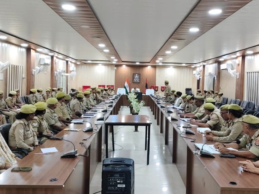 *पुलिस अधीक्षक मीरजापुर द्वारा पुलिस लाइन सभागार कक्ष में जनपद के समस्त थानों के मिशन शक्ति केन्द्र प्रभारी /मिशन शक्ति केन्द्र पर नियुक्त कर्मियों के साथ की गयी समीक्षा बैठक-*