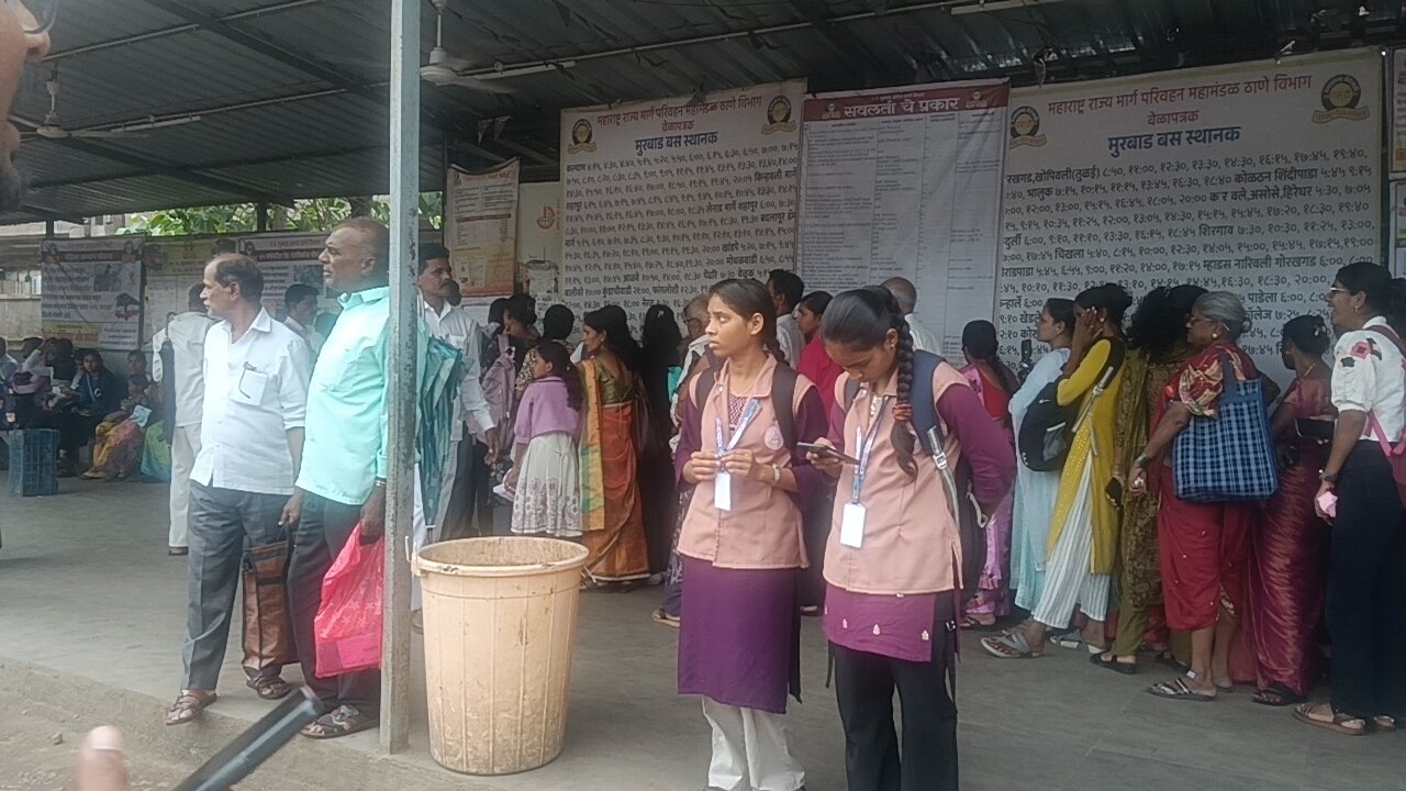 मुरबाड तालुक्यातील ST बस आगारात NCMC काढण्या साठी महिल्यांची रांग,
