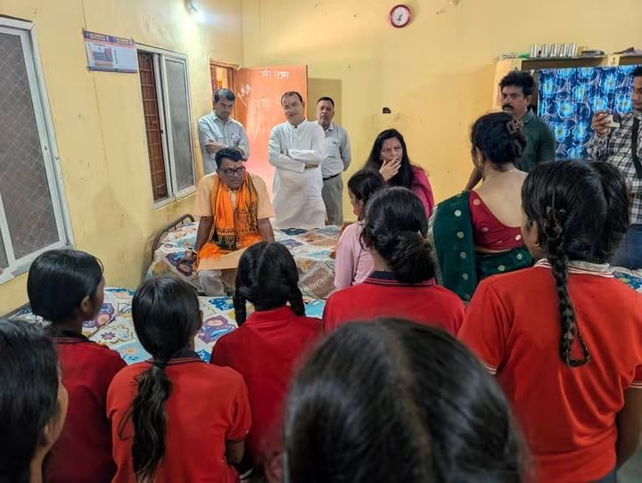 मंत्री नागर सिंह चौहान और नीतू माथुर ने कस्तूरबा एवं आदिवासी कन्या छात्रावास जोबट का किया औचक निरीक्षण