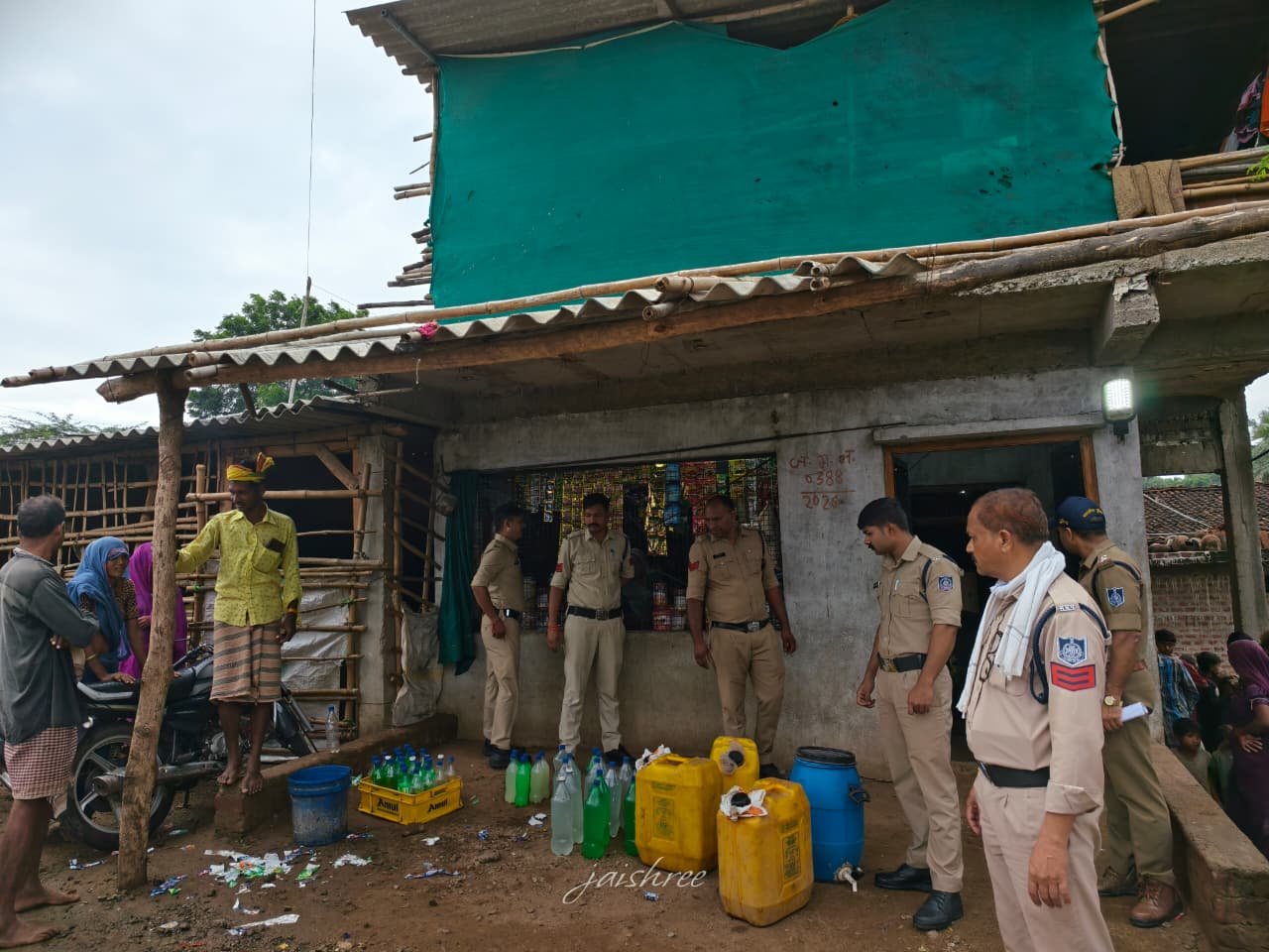 शराब निर्माण करने वालों को खैर नहीं अभियान के तहत कार्यवाही जारी है