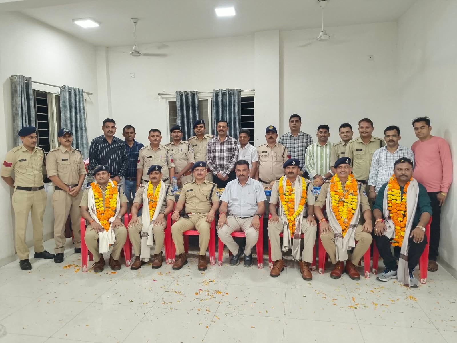 मनावर थाने में नए अधिकारियों की एंट्री, स्थानांतरित पुलिसकर्मियों को दी भावभीनी विदाई किसी को मिली नई चौकी, किसी ने संभाला थाना; मनावर में पुलिस अधिकारियों का विदाई-सम्मान