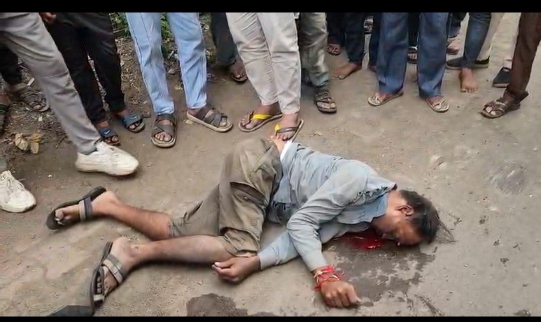 मनावर में फिर भारी वाहन का कहर, अतिक्रमण के चलते ट्राले की चपेट में आया युवक
