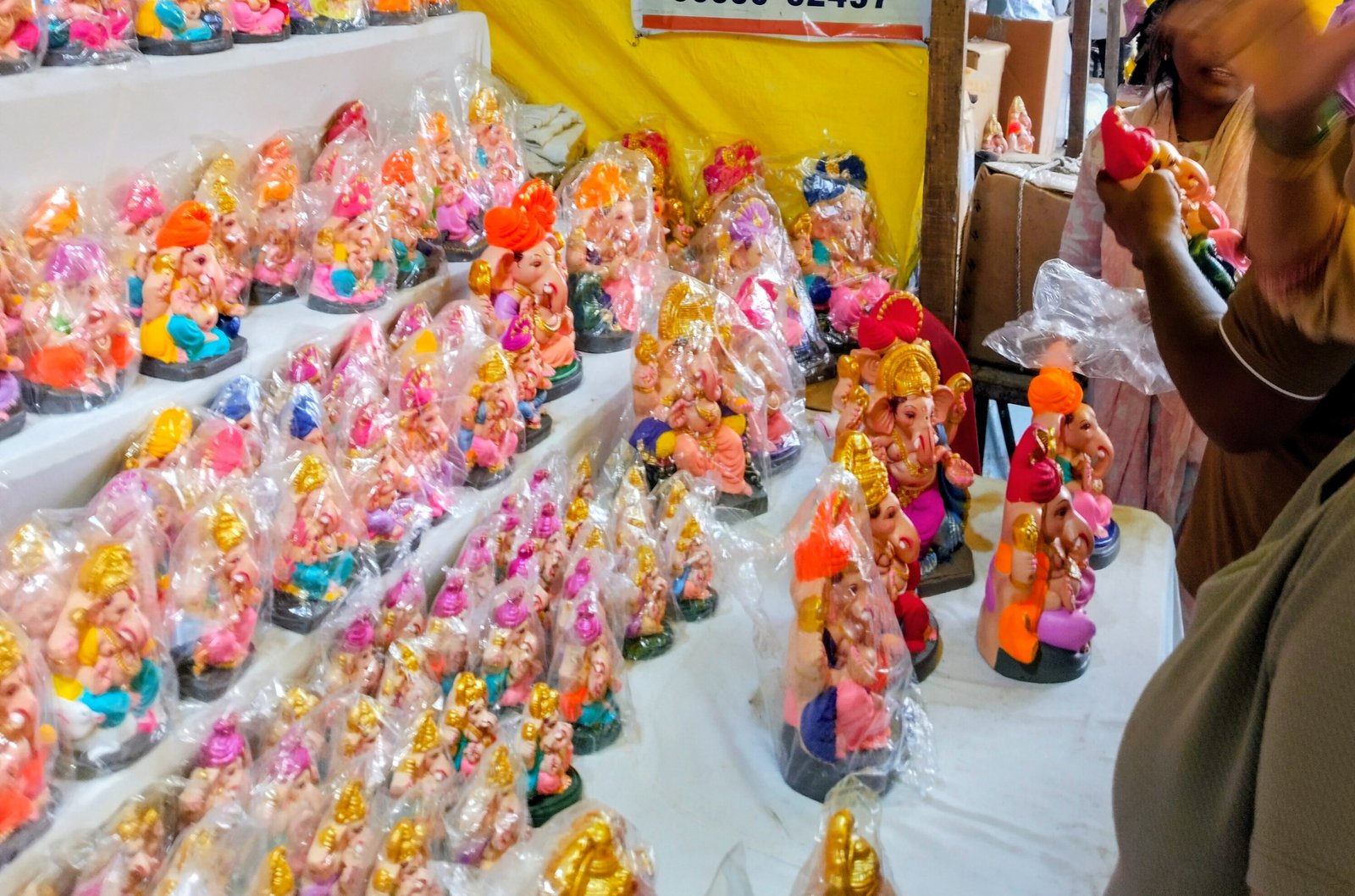 नगर में सज रहे गणेश पंडाल, घर-घर विराजेंगे विघ्नहर्ता