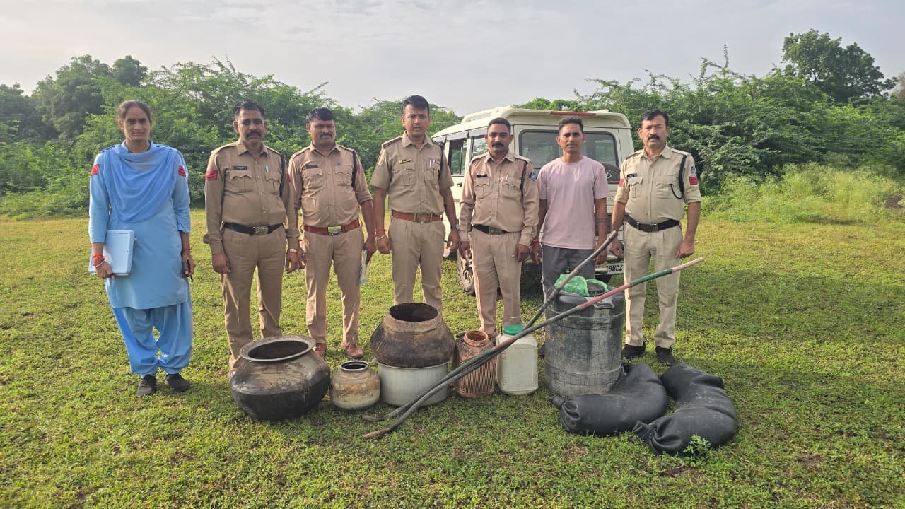 अवैध महुआ शराब के अड्डे पर सिंघाना पुलिस की दबिश